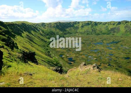 Lac de cratère incroyable de Rano Kau Vue sur le volcan du cérémonial d'Orongo, village classé au Patrimoine Mondial de l'UNESCO sur l'île de Pâques, Chili Banque D'Images