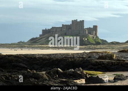 Château de Bamburgh vu de Harkness Rocks Banque D'Images