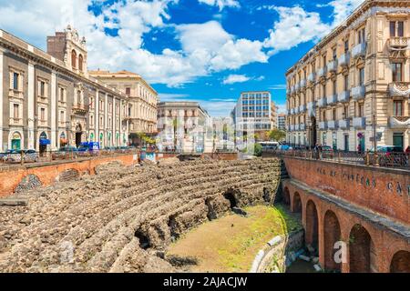 Avril 2019 - Catane, Sicile, Italie : l'Amphithéâtre Romain à Catane, ruines d'un ancien théâtre à côté du Palais de Tezzano (Palazzo Tezzano) Banque D'Images