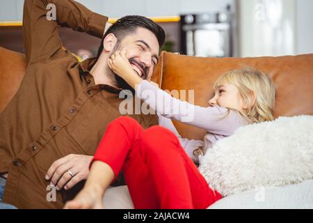 Adorable petite fille s'amusant avec son père à la maison Banque D'Images