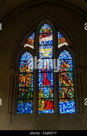 La fenêtre en verre coloré de la cathédrale de Madrid, Madrid, Espagne Banque D'Images