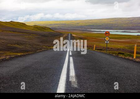 Signalisation sur l'autoroute par signer contre le ciel Banque D'Images