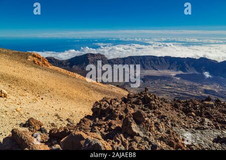 Du sommet du mont Volcan Teide entouré par son célèbre Mer de nuages, Tenerife, Îles de Canaries, Espagne Banque D'Images