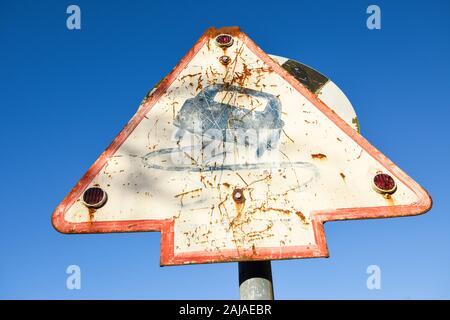 Trafic Vintage Signalisation routière signalisation triangulaire Surface glissante. Banque D'Images