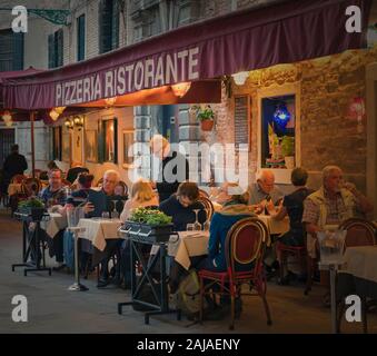Ordre Waiter taking de diners sur la terrasse du restaurant à côté du Rio di san Provoio, Venise, Venise, Vénétie, province de l'Italie. Venise est une UNESCO Banque D'Images