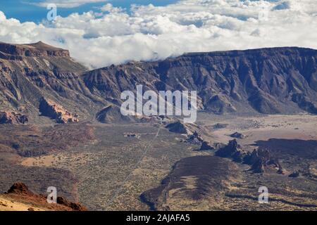 Du sommet du mont Volcan Teide entouré par son célèbre Mer de nuages, Tenerife, Îles de Canaries, Espagne Banque D'Images