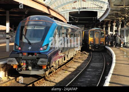 Transpennine Express Mark 5A 'Nova' 3 remorque conduite entraîneur à York, Royaume-Uni. Banque D'Images