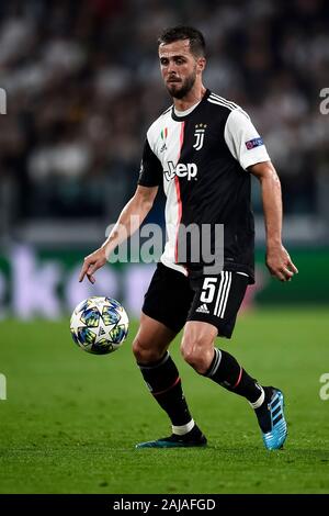 Turin, Italie. 1 octobre, 2019 : Code Pjanic de la Juventus en action lors de la Ligue des Champions, match de football entre la Juventus et le Bayer Leverkusen. La Juventus a gagné 3-0 sur le Bayer Leverkusen. Credit : Nicolò Campo/Alamy Live News Banque D'Images