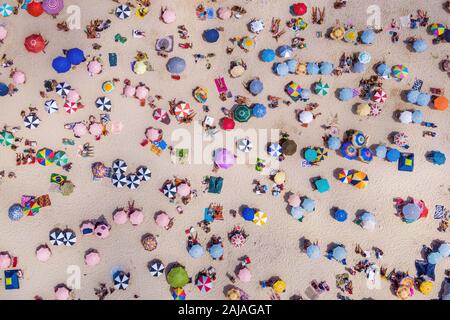 Rio de Janeiro, Brésil, haut sur la plage de Copacabana montrant parasols colorés et les gens se détendre sur une journée d'été. Banque D'Images