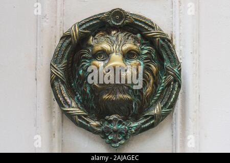 Heurtoir de porte ancien en fer représentant une tête de lion. Banque D'Images