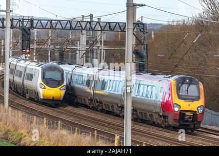 Classe 900 Pendolino Avanti ainc Voyager train sur la ligne principale de la côte ouest. Banque D'Images