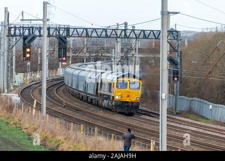 Drax powerstation train remorqué par la biomasse GBRf locomotive électrique diesel de la classe 66 sur la West Coast Main Line. Banque D'Images