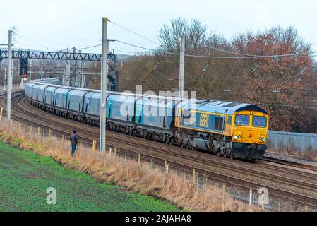 Drax powerstation train remorqué par la biomasse GBRf locomotive électrique diesel de la classe 66 sur la West Coast Main Line. Banque D'Images