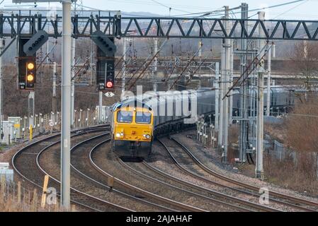 Drax powerstation train remorqué par la biomasse GBRf locomotive électrique diesel de la classe 66 sur la West Coast Main Line. Banque D'Images