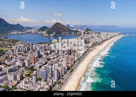 Rio de Janeiro, Brésil, vue aérienne de la plage d'Ipanema et Lagoa pendant l'été, le jour. Banque D'Images