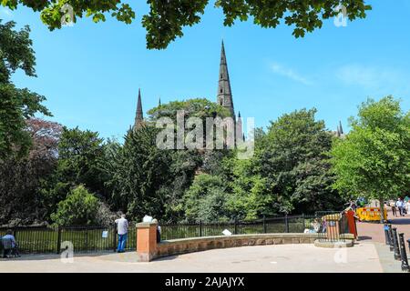 Vue sur la cathédrale de Lichfield depuis la piscine de Over Minster, Lichfield, Staffordshire, Angleterre, Royaume-Uni Banque D'Images