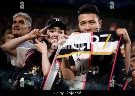 Turin, Italie. 1 octobre, 2019 : Fans de la Juventus FC posent pour une photo avant la Ligue des Champions, match de football entre la Juventus et le Bayer Leverkusen. La Juventus a gagné 3-0 sur le Bayer Leverkusen. Credit : Nicolò Campo/Alamy Live News Banque D'Images