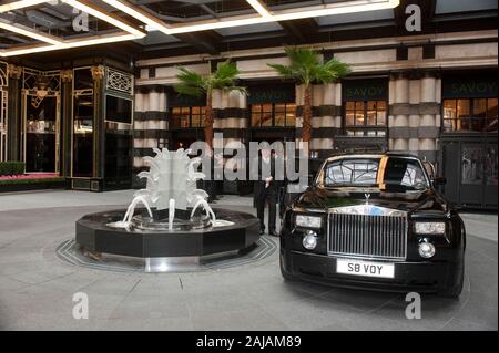 Entrée principale de l'hôtel Savoy, récemment rénové, à Londres en 2010. Banque D'Images