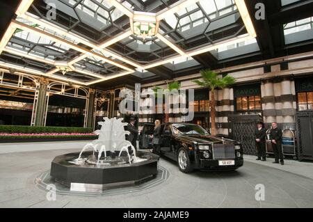 Entrée principale de l'hôtel Savoy, récemment rénové, à Londres en 2010. Banque D'Images