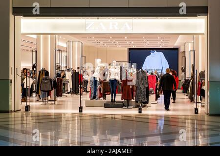 Varna, Bulgarie, le 20 décembre 2019. Entrée de Zara boutique dans le Grand Mall shopping center. Pancarte de Zara sur logo store, boutique. Banque D'Images