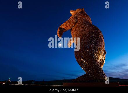 Dunbar, East Lothian, Ecosse, Royaume-Uni, 03 janvier 2020. Ours Dunbar Lumières : Inauguré le 19 novembre 2019, l'œuvre de sculpteur Écossais Andy Scott est un hommage à l'écologiste et naturaliste John Muir, fondateur de parcs nationaux américains, qui est né dans la ville. Il a eu récemment l'éclairage fourni par l'énergie renouvelable installée pour la nuit, l'affichage Banque D'Images