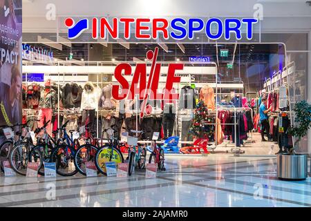 Varna, Bulgarie, le 20 décembre 2019. Entrée de magasin Intersport dans le Grand Mall shopping center. Pancarte d'Intersport logo sur store. Vente d'hiver Banque D'Images