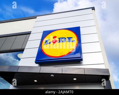 Varna, Bulgarie, le 28 décembre 2019. Lidl carrés brend logo signe sur le mur de la boutique. Pancarte de Lidl logo ci-dessus l'entrée du magasin. Sur un jour. Banque D'Images