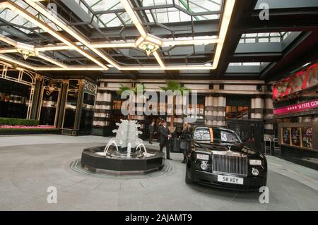 Entrée principale de l'hôtel Savoy, récemment rénové, à Londres en 2010. Banque D'Images