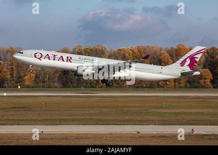 Budapest / Hongrie - 11 novembre 2019 : Qatar Airways Airbus A330-300 A7-AEA avion du passager l'arrivée et l'atterrissage à l'Aéroport de Budapest Banque D'Images