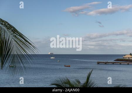 Vue du balcon sur la mer des Caraïbes en Schloelcher, Martinique, France Banque D'Images