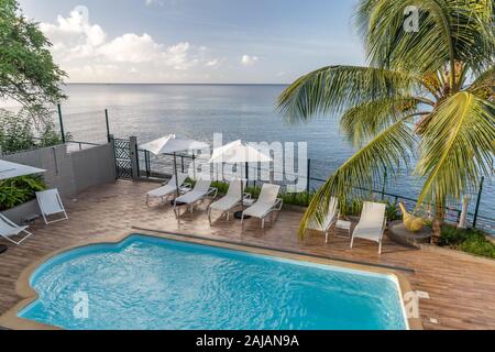 Vue du balcon sur la mer des Caraïbes en Schloelcher, Martinique, France Banque D'Images