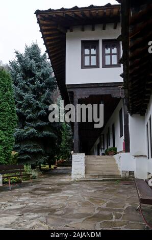 Fragment de l'immeuble et des bâtiments administratifs du monastère de Troyan avec le style architectural de la renaissance des écoles, Oreshak Banque D'Images