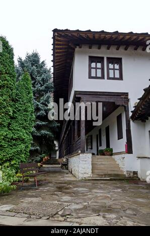 Fragment de l'immeuble et des bâtiments administratifs du monastère de Troyan avec le style architectural de la renaissance des écoles, Oreshak Banque D'Images