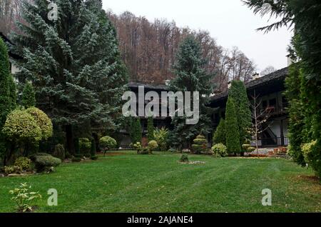 Fragment de l'immeuble et des bâtiments administratifs du monastère de Troyan avec le style architectural de la renaissance des écoles, Oreshak Banque D'Images