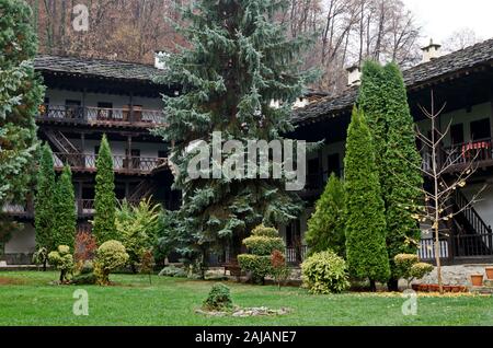 Fragment de l'immeuble et des bâtiments administratifs du monastère de Troyan avec le style architectural de la renaissance des écoles, Oreshak Banque D'Images