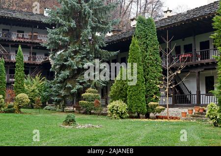 Fragment de l'immeuble et des bâtiments administratifs du monastère de Troyan avec le style architectural de la renaissance des écoles, Oreshak Banque D'Images