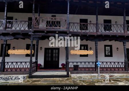 Fragment de l'immeuble et des bâtiments administratifs du monastère de Troyan avec le style architectural de la renaissance des écoles, Oreshak Banque D'Images
