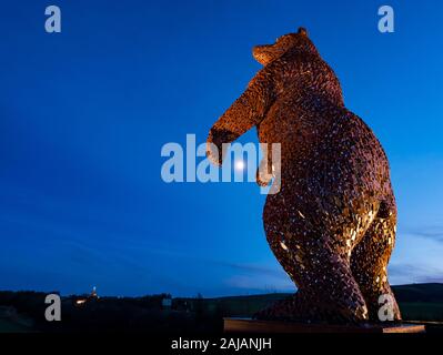 Dunbar, East Lothian, Ecosse, Royaume-Uni, 03 janvier 2020. Ours Dunbar Lumières : Inauguré le 19 novembre 2019, l'œuvre de sculpteur Écossais Andy Scott est un hommage à l'écologiste et naturaliste John Muir, fondateur de parcs nationaux américains, qui est né dans la ville. Il a eu récemment l'éclairage fourni par l'énergie renouvelable installée pour la nuit, l'affichage Banque D'Images