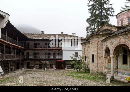 Fragment de l'immeuble et des bâtiments administratifs du monastère de Troyan avec le style architectural de la renaissance des écoles, Oreshak Banque D'Images