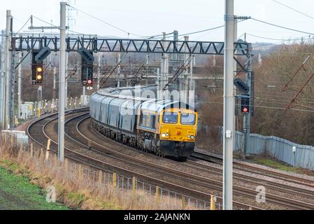 Drax powerstation train remorqué par la biomasse GBRf locomotive électrique diesel de la classe 66 sur la West Coast Main Line. Banque D'Images