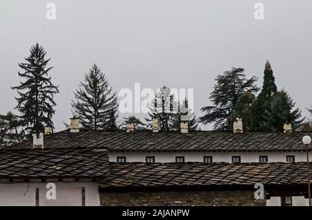 Fragment de la toiture en pierre de l'antique Troyan Monastère fondé en 1600 et restauré en 1830-1865, Oreshak village, Bulgarie Banque D'Images