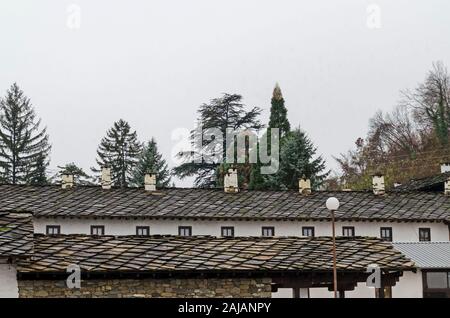 Fragment de la toiture en pierre de l'antique Troyan Monastère fondé en 1600 et restauré en 1830-1865, Oreshak village, Bulgarie Banque D'Images