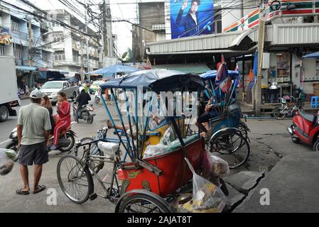 Rickshaws à une jonction à la périphérie de Bangkok, par pasakdek Banque D'Images