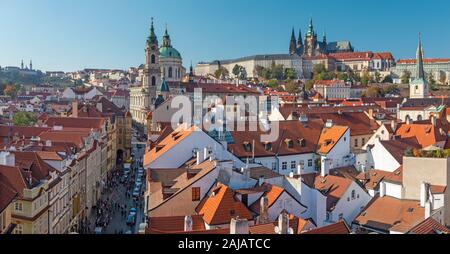 Prague - les toits de Mala Strana avec l'église Saint Nicolas, le château et la cathédrale. Banque D'Images