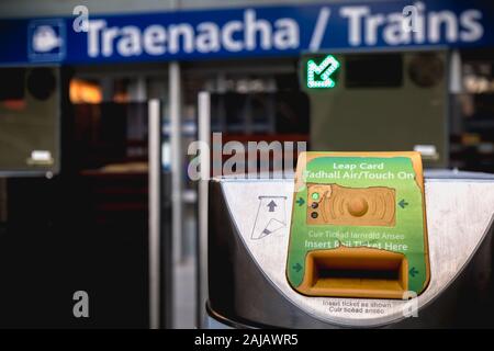 Dublin, Irlande - 15 Février 2019 : vue détaillée d'un ticket d'entrée de la machine de validation sur la plate-forme de la gare DART Connolly (Staisiun Cho d'interface utilisateur Banque D'Images