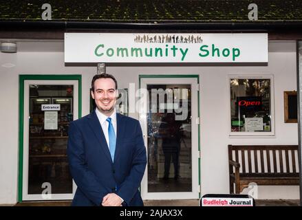 Simon Jupp MP visiter East Budleigh Communauté Boutique. Banque D'Images
