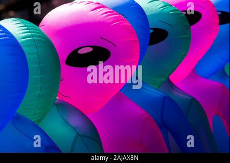 Evergreen State Fair, stands de jeux avec ballons alien multicolores Monroe Washington State USA Banque D'Images