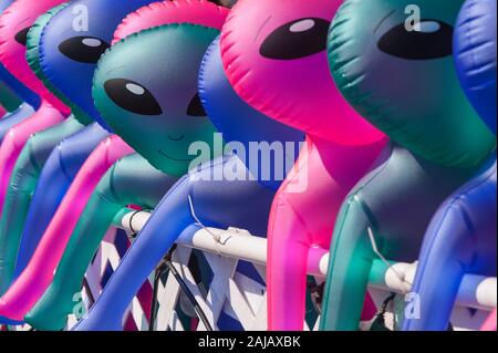 Evergreen State Fair, stands de jeux avec ballons alien multicolores Monroe Washington State USA Banque D'Images