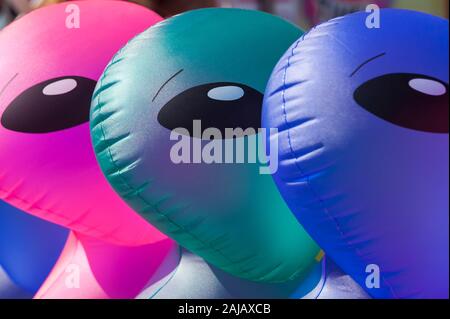 Evergreen State Fair, cabines de jeu avec ballons exotiques multicolores Monroe Washington State USA Banque D'Images