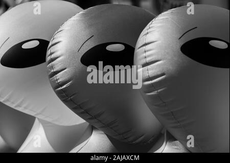 Evergreen State Fair, stands de jeux avec ballons alien multicolores Monroe Washington State USA Banque D'Images